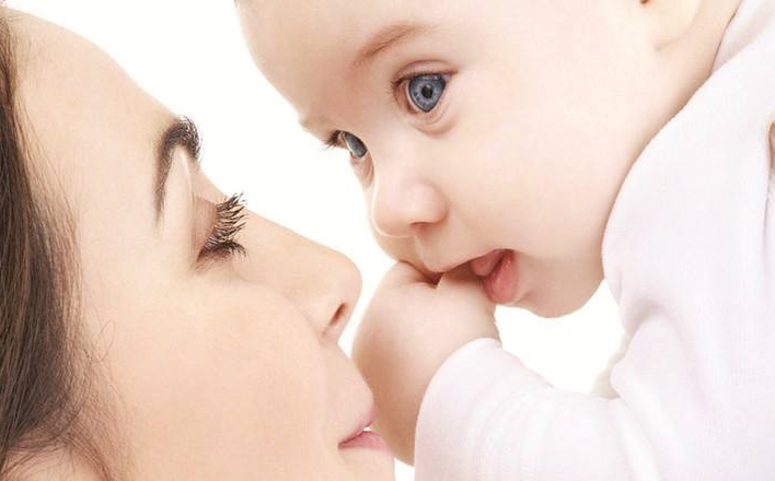 坚持母乳喂养促进宝宝发育_拓诊卫生资讯