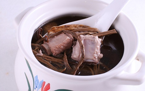 茶树菇排骨煲汤有益心血管
