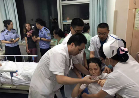 90后护士救治地震伤员不眠不休36小时 晕倒病床前