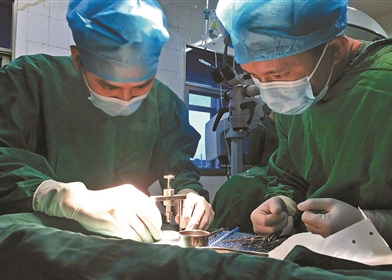 27岁男子成功移植猪眼角膜