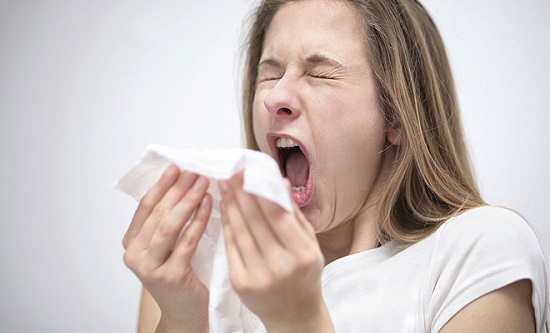 喷嚏不断究竟是秋季感冒还是过敏性鼻炎？